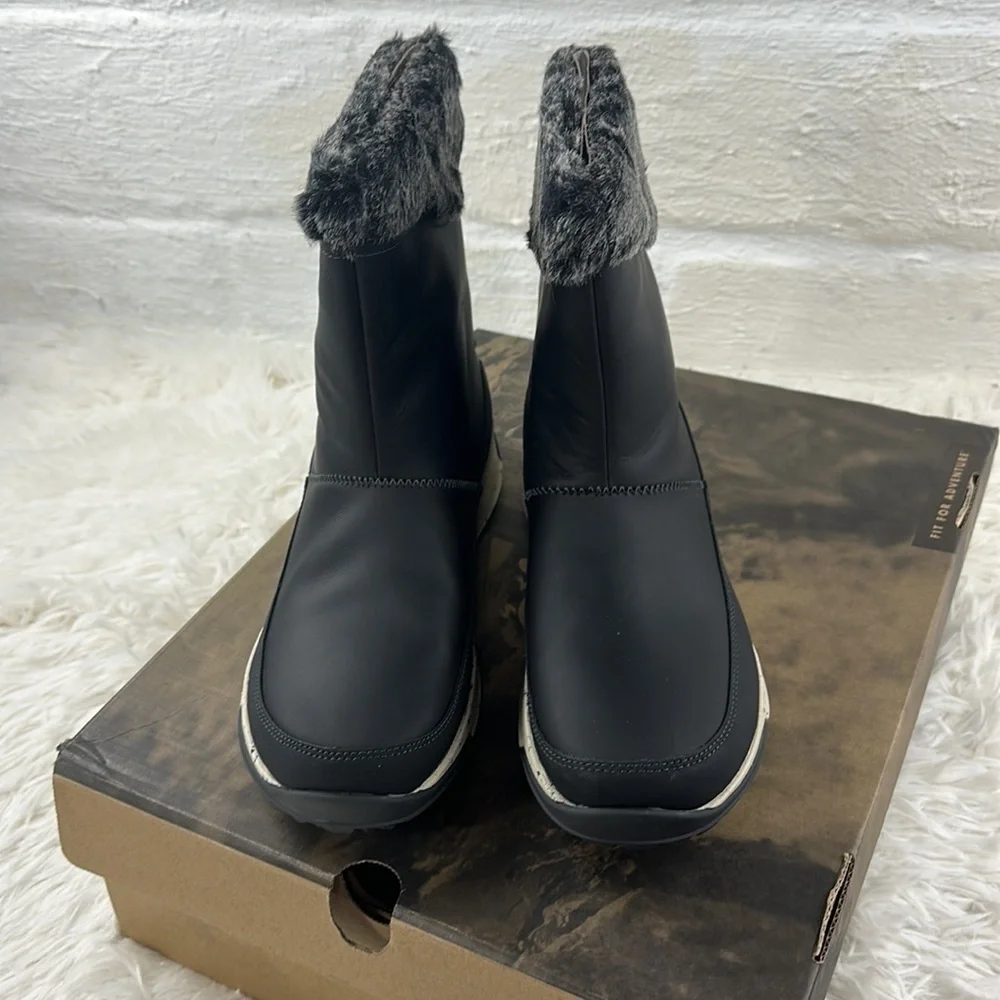 NIB Chaco Borealis Mid Waterproof Boot